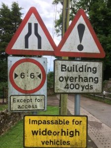 Verkeersborden langs de kant van de weg in Groot-Brittanë