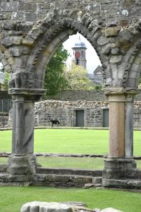 Ruïne in Schotland en kerk